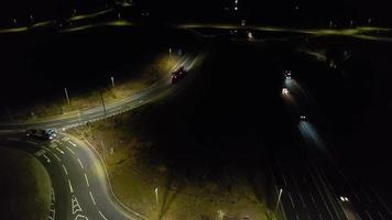 vista aérea nocturna de las autopistas británicas con carreteras iluminadas y tráfico