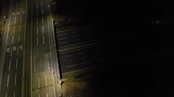 vista aérea nocturna de las autopistas británicas con carreteras iluminadas y tráfico video