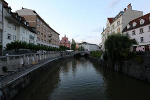 ljubljana eslovenia 15 de mayo de 2018. gran ciudad en el río ljubljanica. foto