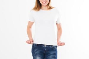 cuerpo de mujer en aislamiento de primer plano de maqueta de camiseta blanca vacía foto