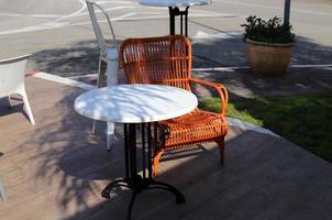 silla para relajarse en un café en la costa mediterránea foto