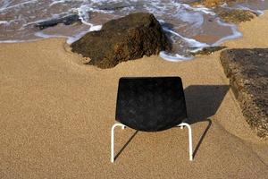 silla para relajarse en un café en la costa mediterránea foto