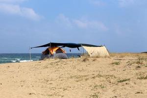 carpa turística en la costa mediterránea. foto