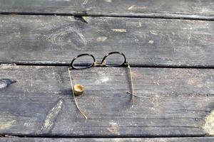 las gafas viejas yacen en el parque de la ciudad a orillas del mar. foto