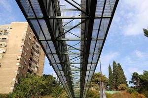 haifa israel 1 de abril de 2019. gran puente de carretera que cruza el río. foto