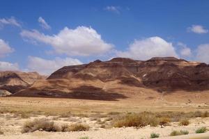 montañas y rocas en el desierto de judea en el territorio de israel. foto