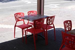 silla para relajarse en un café en la costa mediterránea foto