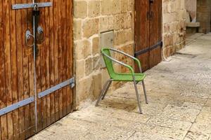 silla para relajarse en un café en la costa mediterránea foto