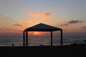 el sol se pone por debajo del horizonte en el mar mediterráneo en el norte de israel. foto