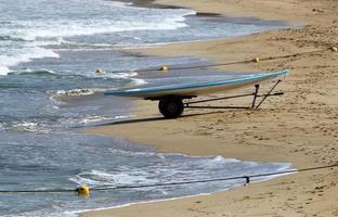 bote salvavidas en la playa de la ciudad. foto