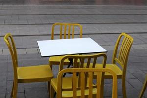 silla para relajarse en un café en la costa mediterránea foto