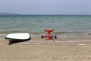 bote salvavidas en la playa de la ciudad. foto