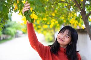 niña feliz bajo el hermoso árbol. foto