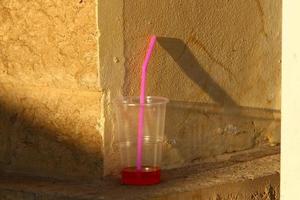 sobre la mesa en un vaso de refrescos. foto