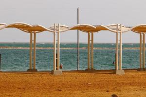 jerusalén israel 25 de agosto de 2021. playa de arena en el mar muerto en el sur de israel foto