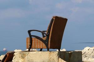 silla para relajarse en un café en la costa mediterránea foto