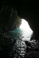 nahariya israel 17 de agosto de 2019. grutas en los acantilados de tiza a orillas del mar mediterráneo. foto