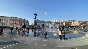 vladivostok, rusia 8 de mayo de 2022 el paisaje urbano domina la plaza central y la gente. foto