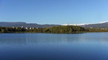 paisaje natural con vista al lago. sujumi, abjasia foto