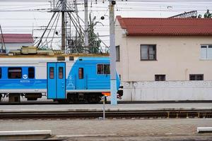 simferopol, crimea-junio, 6, 2021 paisaje con estación de tren y tren foto