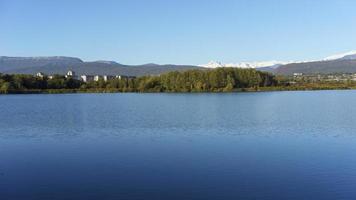 paisaje natural con vista al lago. sujumi, abjasia foto