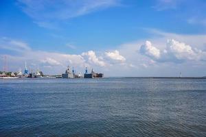 paisaje marino con barcos de guerra bajo el cielo azul. foto