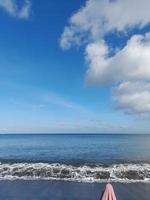 ambiente de playa por la mañana con un cielo azul brillante en la isla de lombok, indonesia foto
