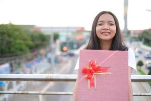 niña feliz con caja de regalo. foto