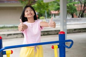 niña haciendo ejercicio con ejercicio de equipo colorido. foto