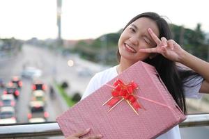 niña feliz con caja de regalo. foto