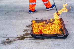 los simulacros de incendio se están preparando para prevenir incendios. foto