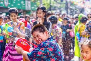 siam square, bangkok, tailandia - 13 de abril de 2019 una breve acción de personas se une a las celebraciones del año nuevo tailandés o songkran en siam square. foto