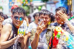 siam square, bangkok, tailandia - 13 de abril de 2019 una breve acción de personas se une a las celebraciones del año nuevo tailandés o songkran en siam square. foto