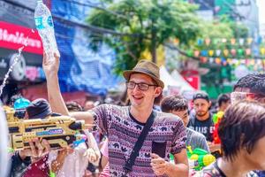 siam square, bangkok, tailandia - 13 de abril de 2019 una breve acción de personas se une a las celebraciones del año nuevo tailandés o songkran en siam square. foto