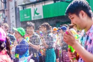 siam square, bangkok, tailandia - 13 de abril de 2019 una breve acción de personas se une a las celebraciones del año nuevo tailandés o songkran en siam square. foto