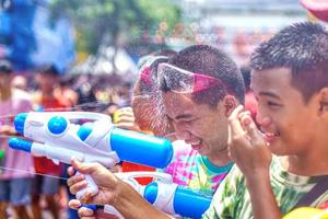 siam square, bangkok, tailandia - 13 de abril de 2019 una breve acción de personas se une a las celebraciones del año nuevo tailandés o songkran en siam square. foto