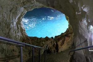 nahariya israel 17 de agosto de 2019. grutas en los acantilados de tiza a orillas del mar mediterráneo. foto