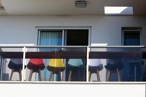 silla para relajarse en un café en la costa mediterránea foto