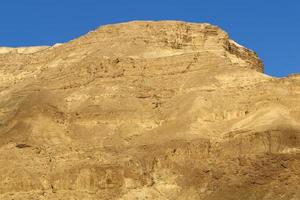 montañas y rocas en el desierto de judea en el territorio de israel. foto