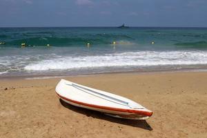 bote salvavidas en la playa de la ciudad. foto