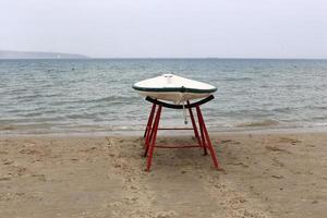 bote salvavidas en la playa de la ciudad. foto