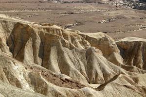 montañas y rocas en el desierto de judea en el territorio de israel. foto
