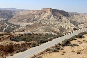 montañas y rocas en el desierto de judea en el territorio de israel. foto