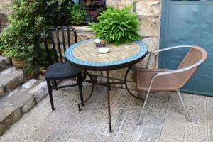 silla para relajarse en un café en la costa mediterránea foto