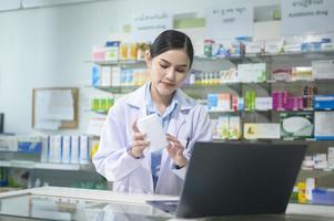 una farmacéutica que asesora a una clienta a través de una videollamada en una farmacia moderna. foto