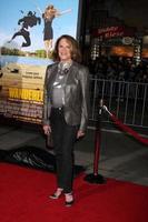 los angeles, 16 de febrero - linda lavin llega al estreno mundial de wanderlust en el teatro del pueblo el 16 de febrero de 2012 en westwood, ca foto