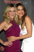 las vegas, 21 de abril - reese witherspoon, sofia vergara en la presentación de los hermanos warner 2015 en cinemacon en el caesars palace el 21 de abril de 2015 en las vegas, ca foto