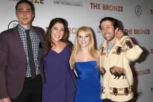 los angeles, 7 de marzo - jim parsons, mayim bialik, melissa rauch, simon helberg en el estreno de bronce en el teatro silverscreen en el pacific design center el 7 de marzo de 2016 en los angeles, ca foto