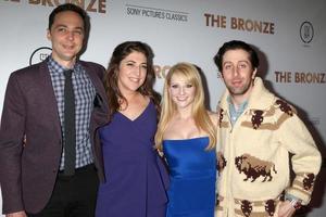 los angeles, 7 de marzo - jim parsons, mayim bialik, melissa rauch, simon helberg en el estreno de bronce en el teatro silverscreen en el pacific design center el 7 de marzo de 2016 en los angeles, ca foto