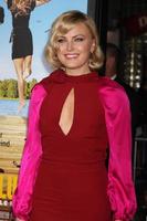 los angeles, 16 de febrero - malin akerman llega al estreno mundial de wanderlust en el teatro del pueblo el 16 de febrero de 2012 en westwood, ca foto